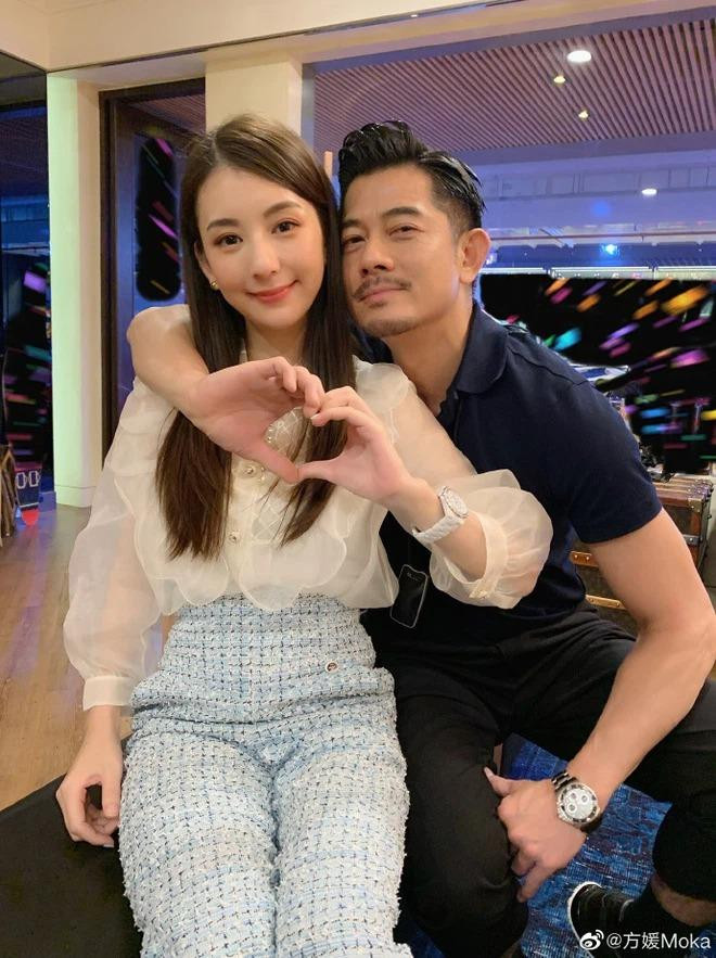 Năm 2017, mỹ nam TVB tìm được bến đỗ của cuộc đời và chính thức làm đám cưới với Phương Viện - một người mẫu ảnh hạng B, kém anh tới 22 tuổi. Cặp đôi sống viên mãn và có với nhau hai cô con gái