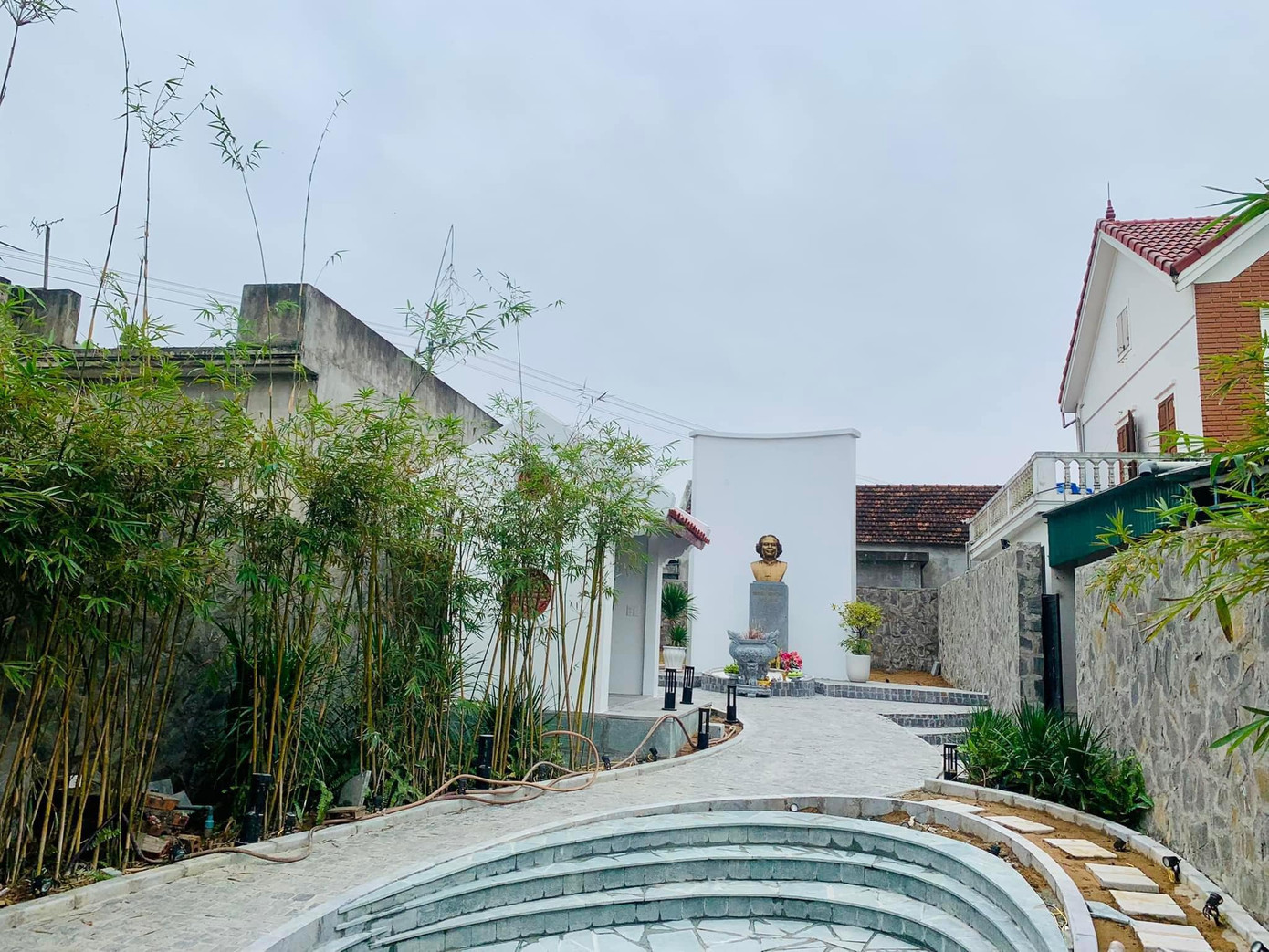 Thông tin về cuộc đời, sự nghiệp của nhạc sĩ được giới thiệu tại khu tưởng niệm.