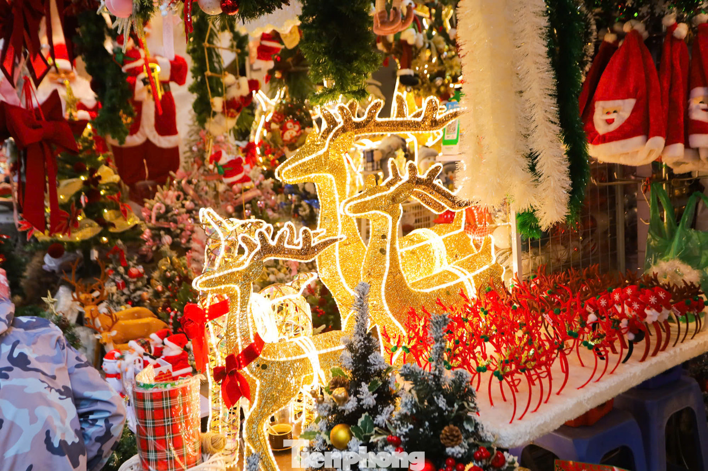 Đèn tuần lộc được một cửa hàng bày ngay cửa.