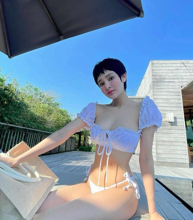 Bikini bèo nhún toát lên vẻ nhẹ nhàng, bay bổng cho các cô nàng &quot;bánh bèo&quot;. Kiểu bikini này phù hợp với những thân hình mảnh mai, thon thả