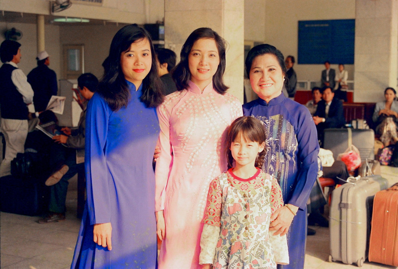 NSƯT Mai Châu (ngoài cùng bên phải) cùng các diễn viên phim Người Hà Nội.