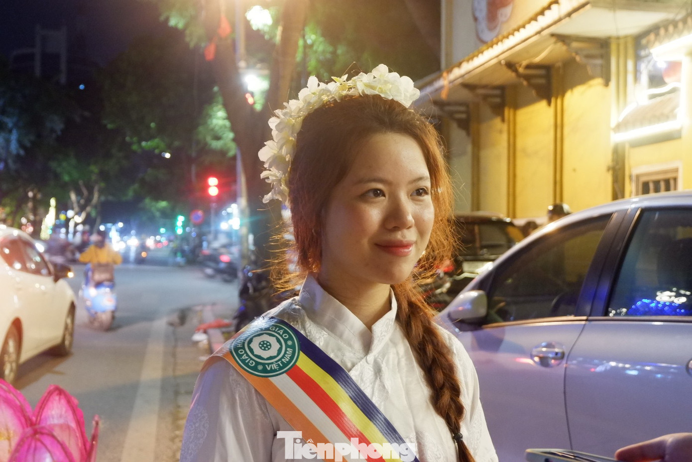 Nhiều người trẻ quan tâm, tới dự lễ Mông sơn thí thực tại chùa Quán Sứ. Ngọc Diệp (21 tuổi, sống tại Hà Nội) là thành viên của CLB thanh thiếu niên Phật tử Quán Sứ từ hai năm nay. Cô bày tỏ sự tự hào, hân hoan khi tham gia những khóa lễ ý nghĩa mùa Vu lan báo hiếu.