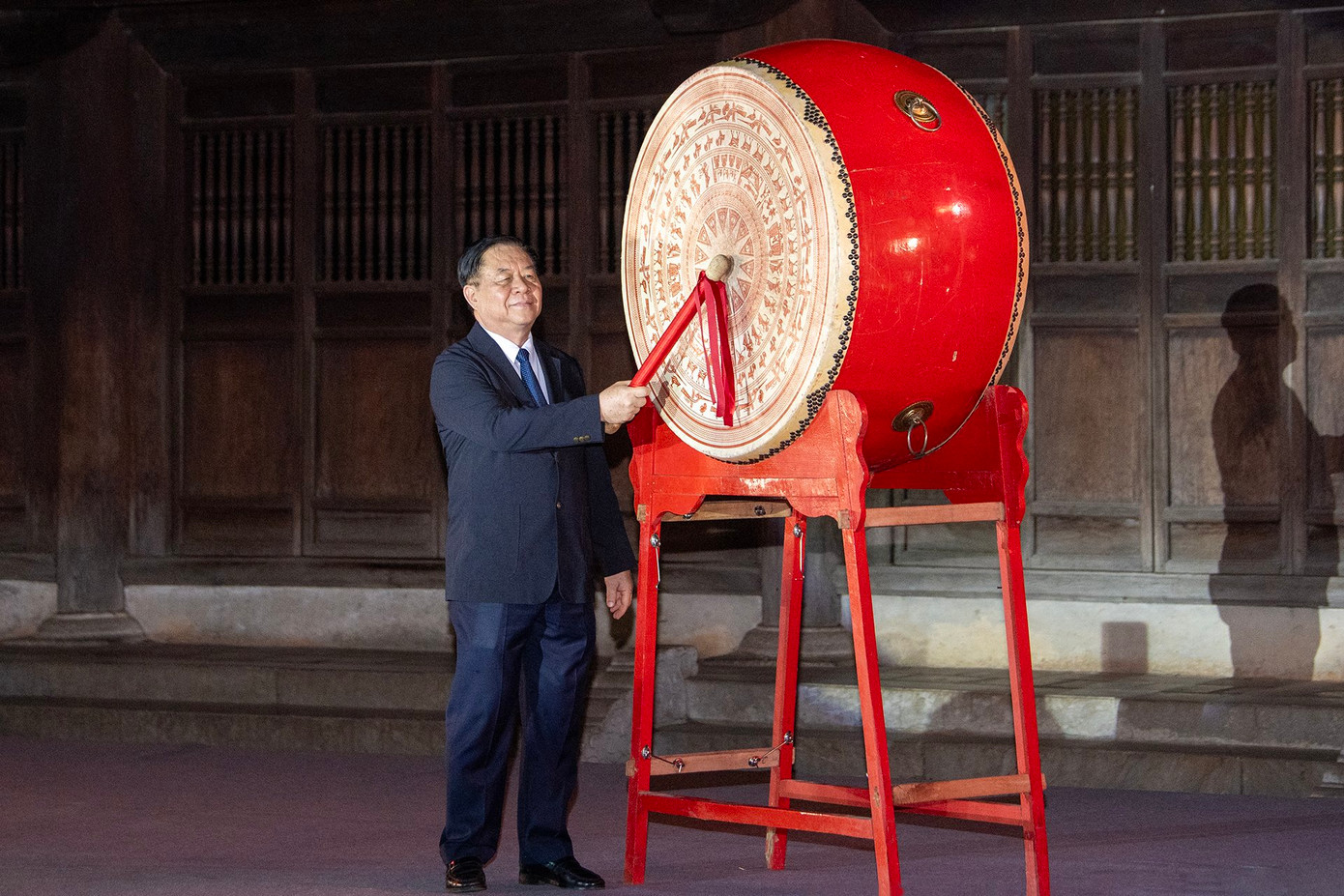 Trưởng Ban Tuyên giáo T.Ư Nguyễn Trọng Nghĩa đánh trống khai mạc Ngày Sách và Văn hóa đọc Việt Nam lần thứ ba năm 2024. Ảnh: Thế Bằng.