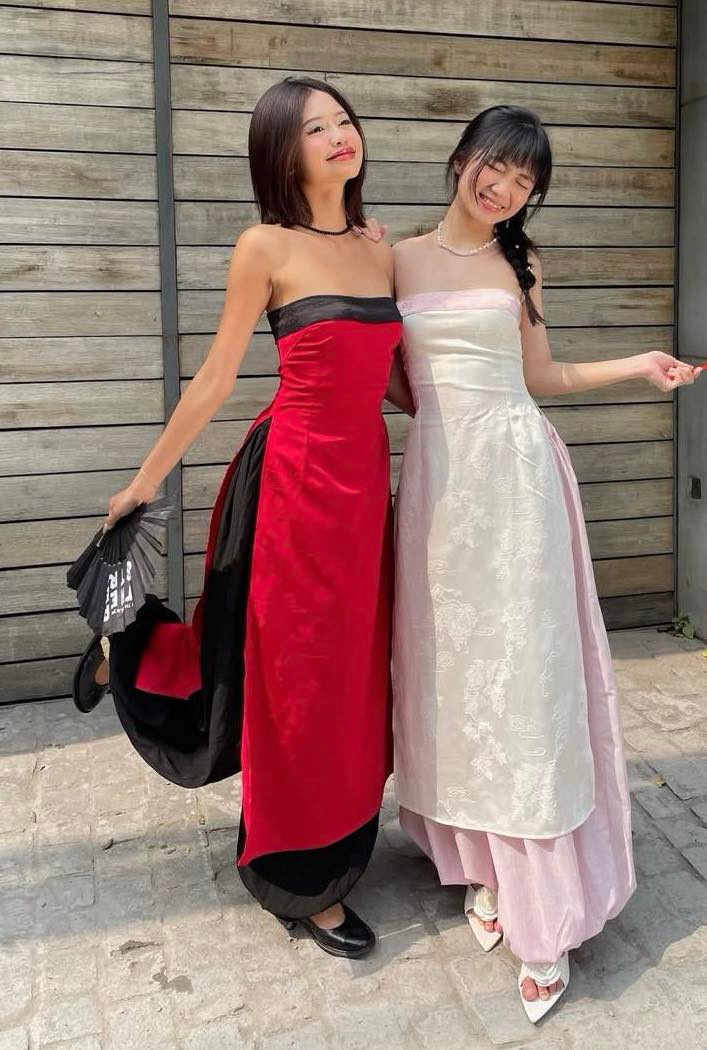 Váy quây cũng được một cửa hàng thời trang gắn mác áo dài. Váy quây cũng được một cửa hàng thời trang gắn mác áo dài.