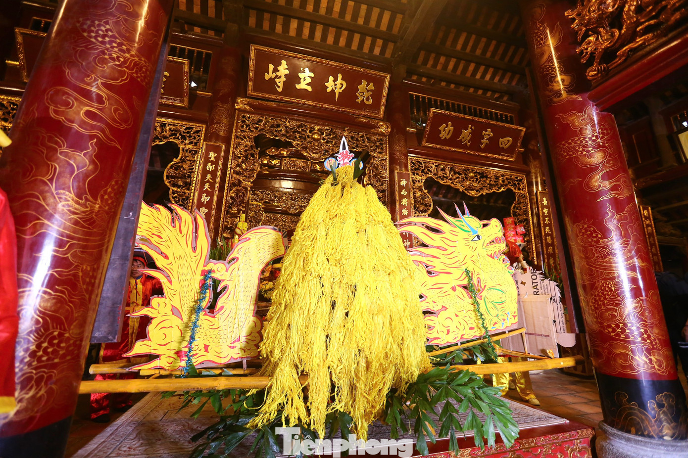 Giò hoa tre được chuẩn bị cầu kỳ, chu đáo. Hoa tre được tạo bởi các lóng tre ngà cắt ngắn, vót thành bông ở đầu. Người dân sẽ dùng quả dành dành để nhuộm các bông tre này thành hai màu đặc trưng là màu vàng và đỏ. Sau khi kiệu lễ hoa tre được chuẩn bị xong, đêm mùng 5 Tết (trước khai hội một ngày), người dân sẽ thực hiện nghi lễ đặc biệt để mời Đức Thánh về chứng giám lễ vật đã được chuẩn bị với tấm lòng thành kính chờ dâng lên trong ngày khai hội.