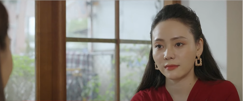 Diễm Hương thuyết phục Hồng làm việc ở quán karaoke. Ảnh: CMH. Diễm Hương thuyết phục Hồng làm việc ở quán karaoke. Ảnh: CMH.