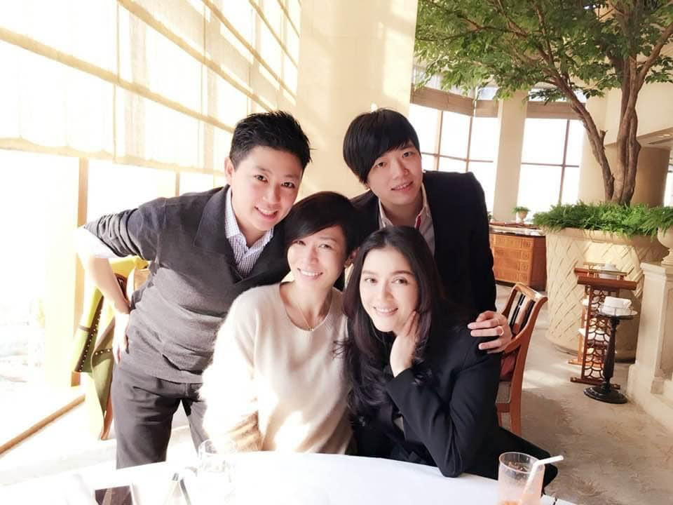 Bức ảnh chụp cùng Xa Thi Mạn được Lý Nhã Kỳ đăng tải