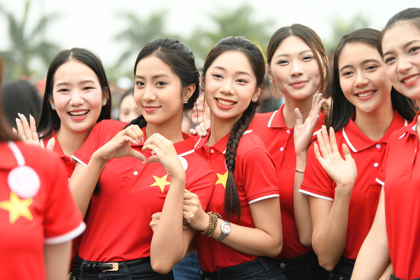 Thí sinh Hoa hậu Việt Nam tham gia lễ thượng cờ ở Đôi bờ Hiền Lương - Bến Hải. Thí sinh Hoa hậu Việt Nam tham gia lễ thượng cờ ở Đôi bờ Hiền Lương - Bến Hải.