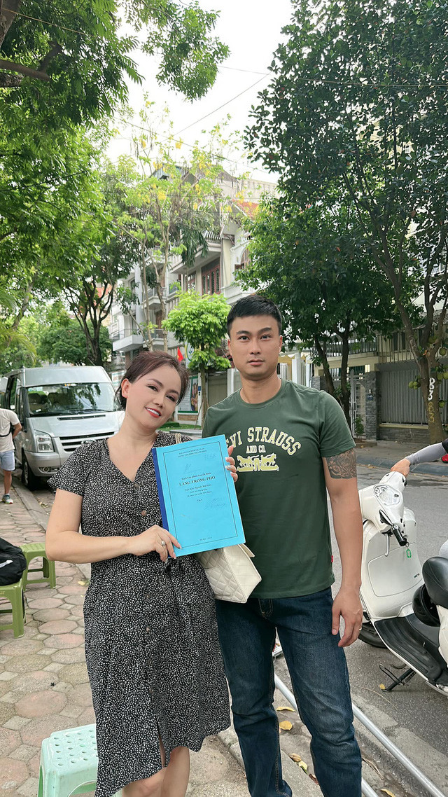 Diễn viên Hoàng Yến vào vai bà bán trà đá điệu đà. Diễn viên Hoàng Yến vào vai bà bán trà đá điệu đà.