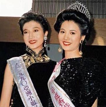 Ngô Ỷ Lợi (trái) đăng quang Hoa hậu châu Á khi mới là cô nữ sinh 17 tuổi. Với chiều cao lí tưởng 1m73 cùng vẻ đẹp tươi sáng, Ỷ Lợi nhanh chóng được lăng xê trở thành ngôi sao triển vọng xứ Cảng thơm Ngô Ỷ Lợi (trái) đăng quang Hoa hậu châu Á khi mới là cô nữ sinh 17 tuổi. Với chiều cao lí tưởng 1m73 cùng vẻ đẹp tươi sáng, Ỷ Lợi nhanh chóng được lăng xê trở thành ngôi sao triển vọng xứ Cảng thơm