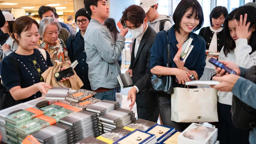 Các tác phẩm của nữ nhà văn vừa giành giải Nobel Văn học chiếm cảm tình của độc giả trẻ. Các tác phẩm của nữ nhà văn vừa giành giải Nobel Văn học chiếm cảm tình của độc giả trẻ.