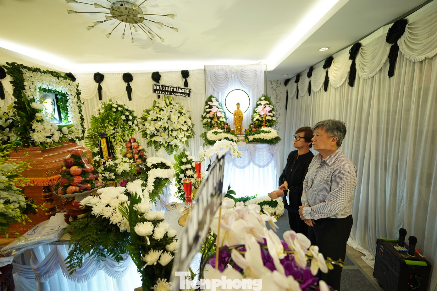 Bạn bè, đồng nghiệp tiễn biệt nhà thơ Lâm Thị Mỹ Dạ. Nhiều người nán lại đọc những bài thơ nổi tiếng của bà. Ảnh: Phạm Nguyễn. Bạn bè, đồng nghiệp tiễn biệt nhà thơ Lâm Thị Mỹ Dạ. Nhiều người nán lại đọc những bài thơ nổi tiếng của bà. Ảnh: Phạm Nguyễn.