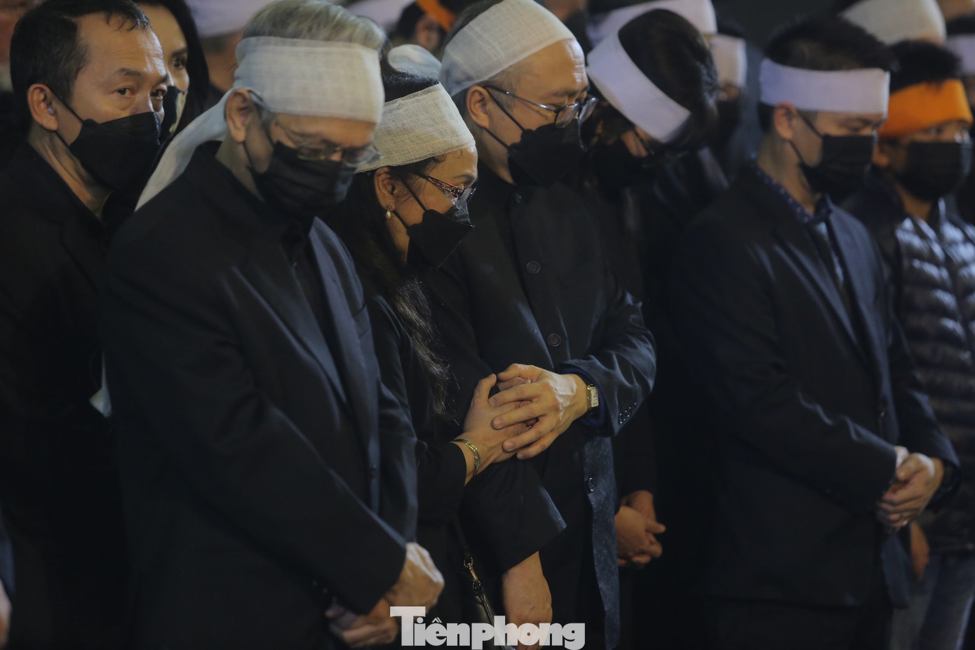 Ba người con tài danh của NGND Thái Thị Liên không cầm được nước mắt. Ảnh: DUY PHẠM.