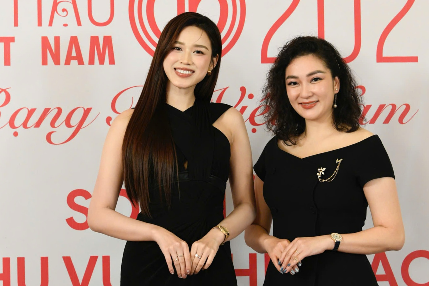 Hoa hậu Nguyễn Thị Huyền và Đỗ Thị Hà là thành viên Ban giám khảo vòng Sơ khảo Hoa hậu Việt Nam 2024 khu vực phía Bắc. Hai hoa hậu cùng chọn trang phục màu đen thanh lịch.