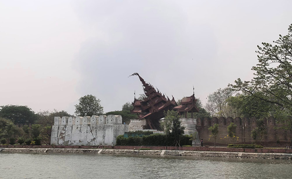 Cảnh đổ nát ở Cung điện Mandalay. Đây là cung điện hoàng gia cuối cùng của Myanmar, được xây dựng năm 1857 dưới triều đại vua Mindon. Công trình mang đậm dấu ấn văn hóa và kiến trúc truyền thống Myanmar. Cảnh đổ nát ở Cung điện Mandalay. Đây là cung điện hoàng gia cuối cùng của Myanmar, được xây dựng năm 1857 dưới triều đại vua Mindon. Công trình mang đậm dấu ấn văn hóa và kiến trúc truyền thống Myanmar.