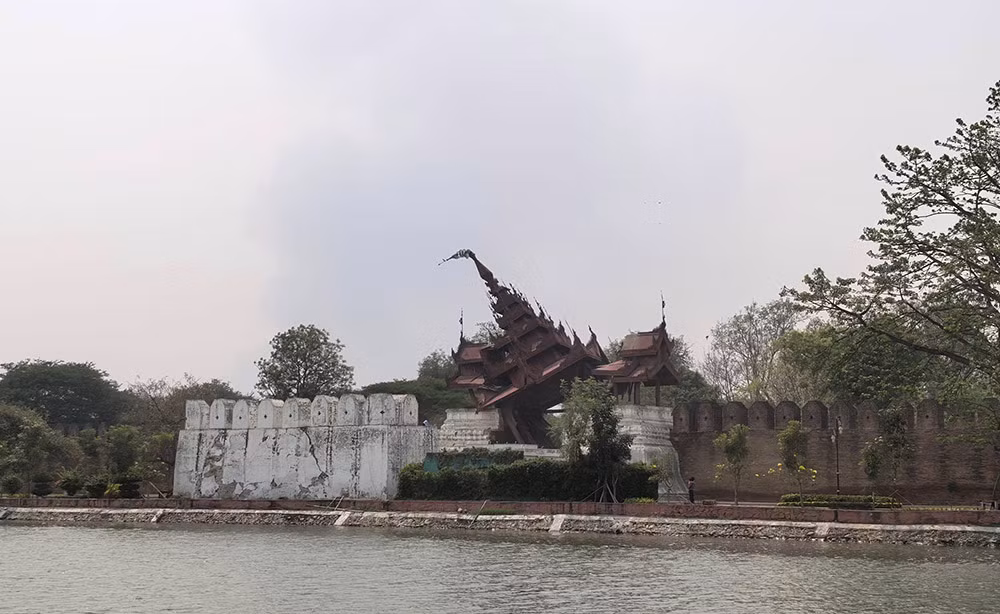 Cảnh đổ nát ở Cung điện Mandalay. Đây là cung điện hoàng gia cuối cùng của Myanmar, được xây dựng năm 1857 dưới triều đại vua Mindon. Công trình mang đậm dấu ấn văn hóa và kiến trúc truyền thống Myanmar.