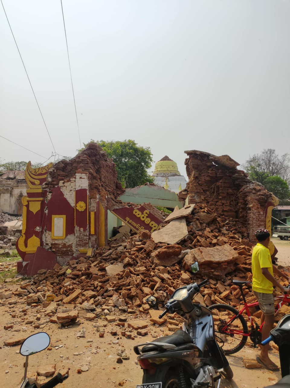 Phó giáo sư Maitrii Aung-Thwin (chuyên ngành lịch sử Myanmar và Đông Nam Á tại Đại học Quốc gia Singapore) khẳng định: "Thiệt hại ở các địa điểm tôn giáo càng khiến cộng đồng bị tổn thương". Việc tu sửa các công trình cổ không dễ, bởi vật liệu xây dựng không có kết cấu chịu lực gia cố. Phó giáo sư Maitrii Aung-Thwin (chuyên ngành lịch sử Myanmar và Đông Nam Á tại Đại học Quốc gia Singapore) khẳng định: "Thiệt hại ở các địa điểm tôn giáo càng khiến cộng đồng bị tổn thương". Việc tu sửa các công trình cổ không dễ, bởi vật liệu xây dựng không có kết cấu chịu lực gia cố.