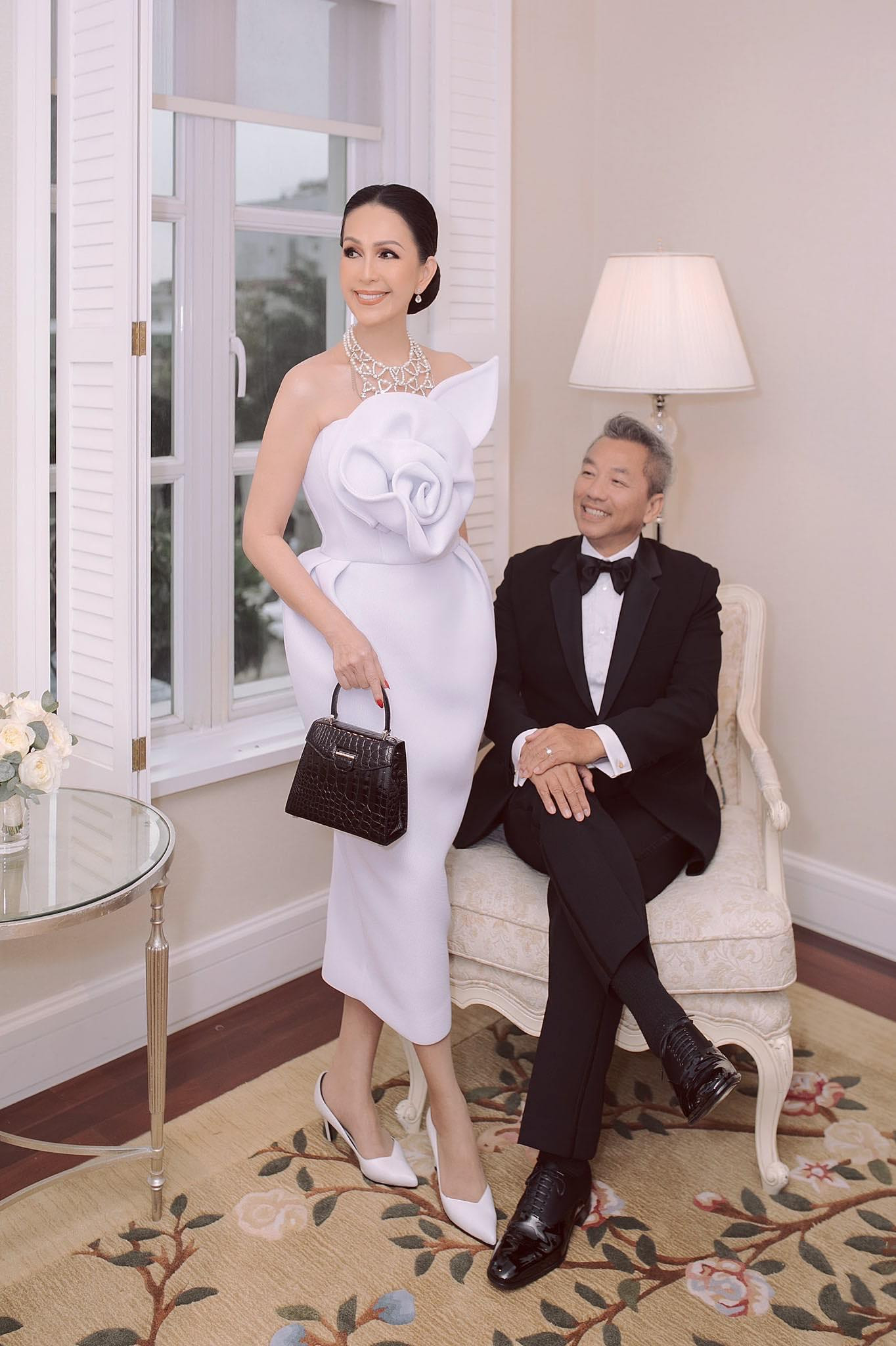 "Nữ hoàng ảnh lịch" năm 1993 thường xuyên chia sẻ những hình ảnh bên ông xã "Nữ hoàng ảnh lịch" năm 1993 thường xuyên chia sẻ những hình ảnh bên ông xã