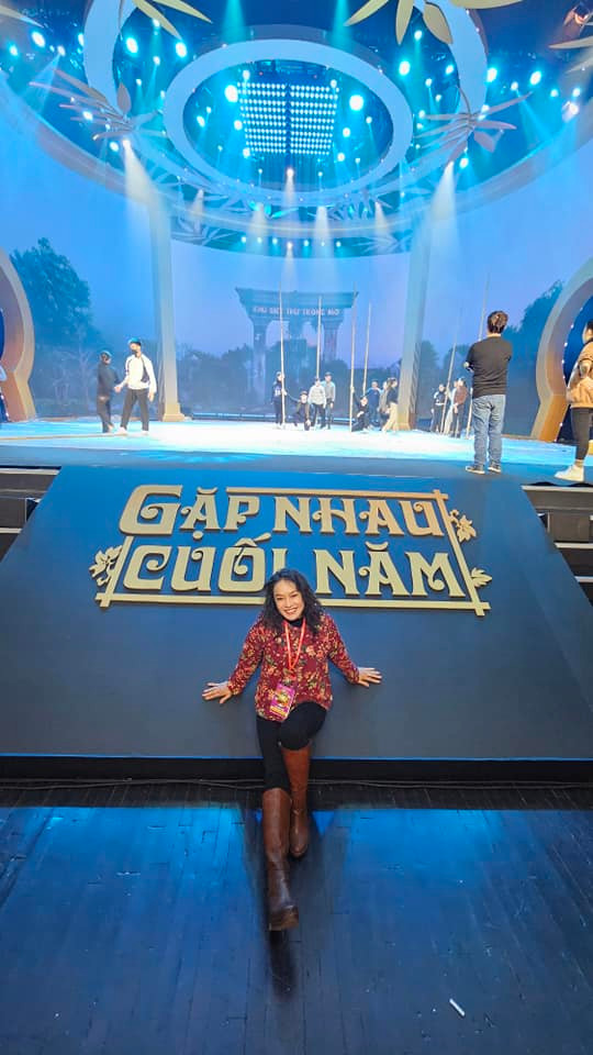 Chia sẻ về lần đầu tham gia Táo Quân, nữ diễn viên bộc bạch: &quot;Cả nhà không thể biết được là áp lực, lo lắng và cả sợ như thế nào đâu. Biết bao cảm xúc. Chúng tôi đã bên nhau vượt qua mọi khó khăn, áp lực&quot;.