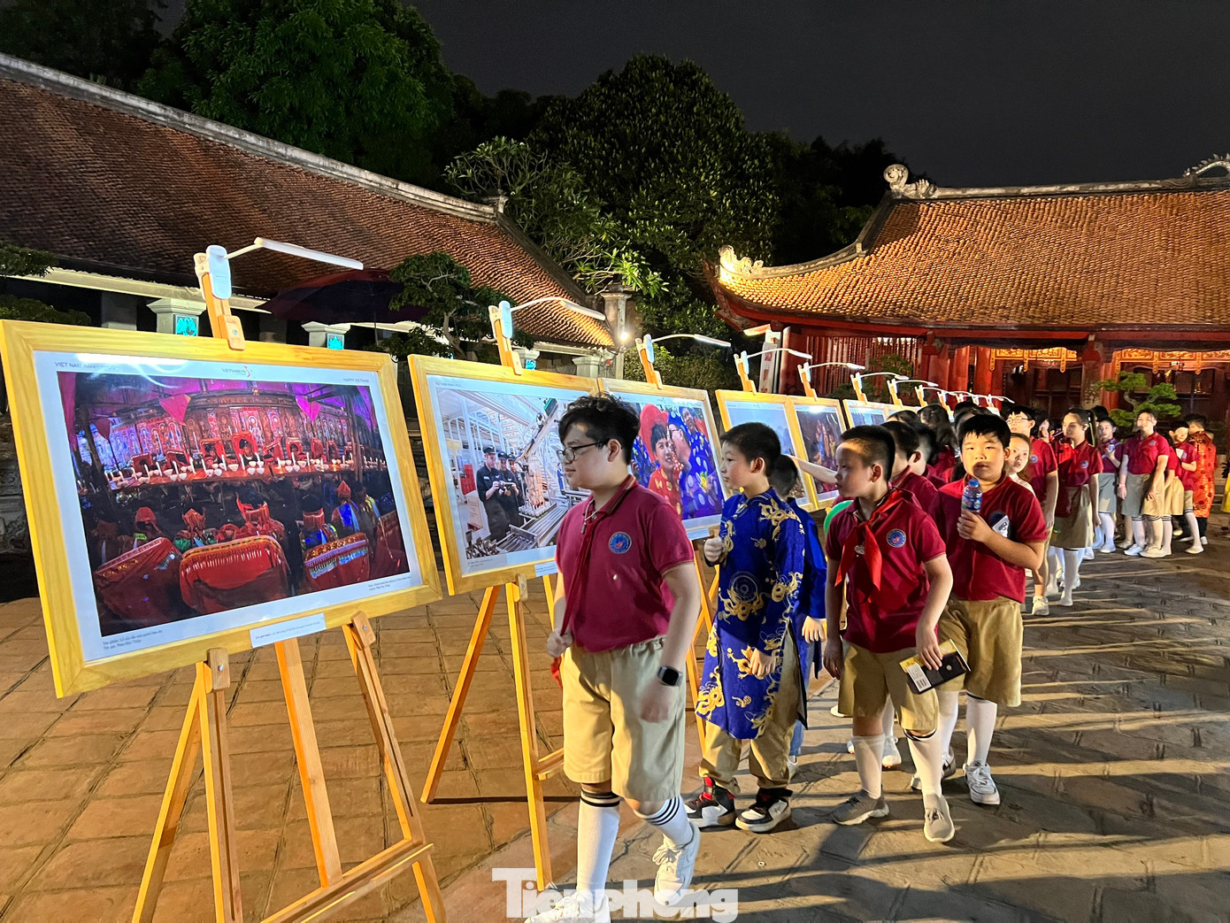 Màn trình diễn 3D mapping và không gian trưng bày ảnh và sách theo hai phiên bản là điểm nhấn của lễ khai mạc. Ảnh: Lê Long.