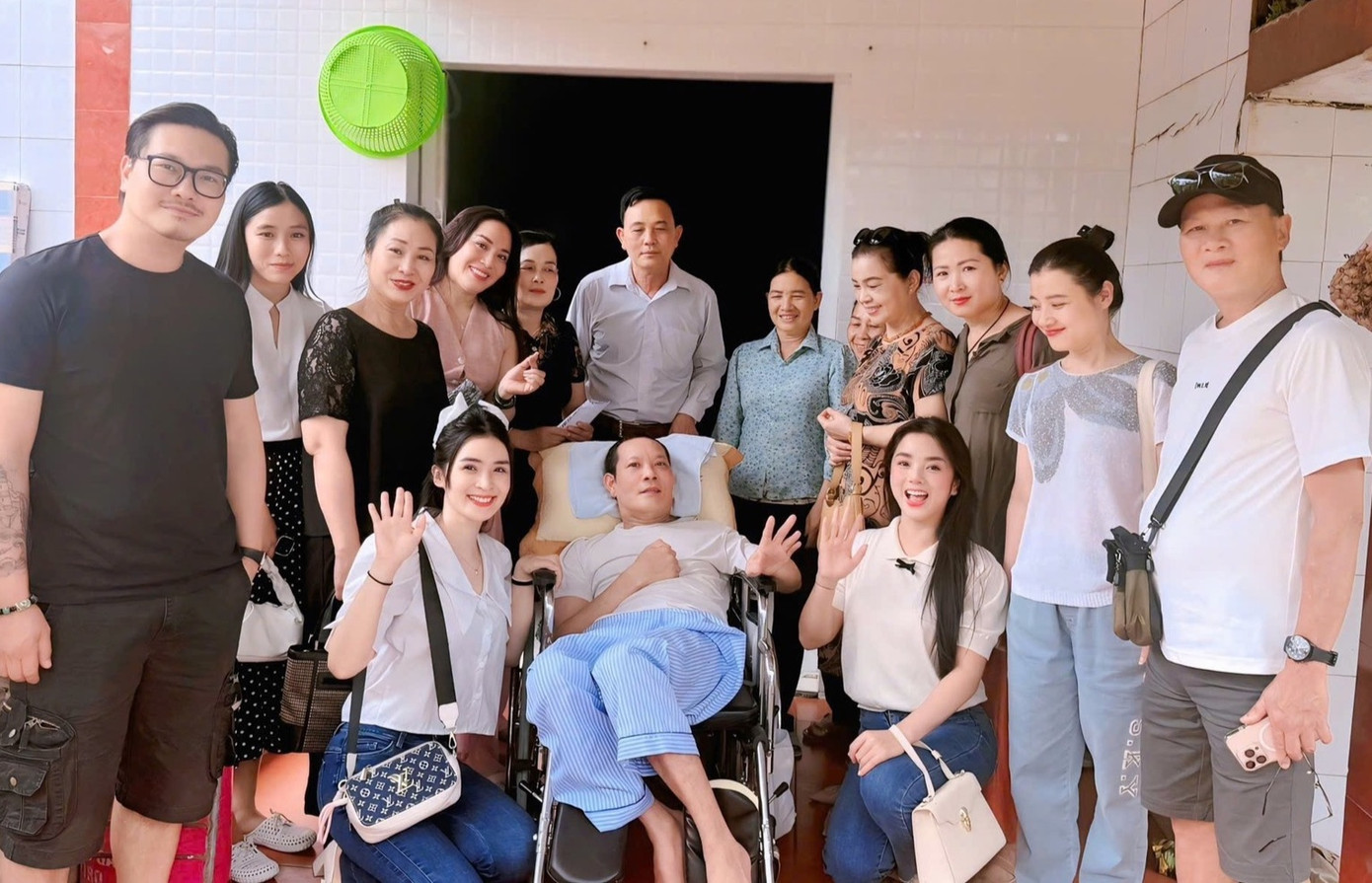 Đồng nghiệp thăm diễn viên Thái Hòa sáng 7/5. Đồng nghiệp thăm diễn viên Thái Hòa sáng 7/5.