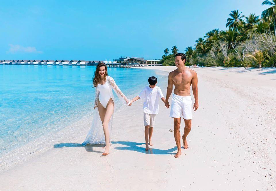 Hà Hồ và Kim Lý bén duyên sau MV &quot;Cả một trời thương nhớ&quot;. Cặp đôi đã có ba năm bên nhau trước khi đón hai thiên thần nhỏ Lisa và Leon vào tháng 11/2020