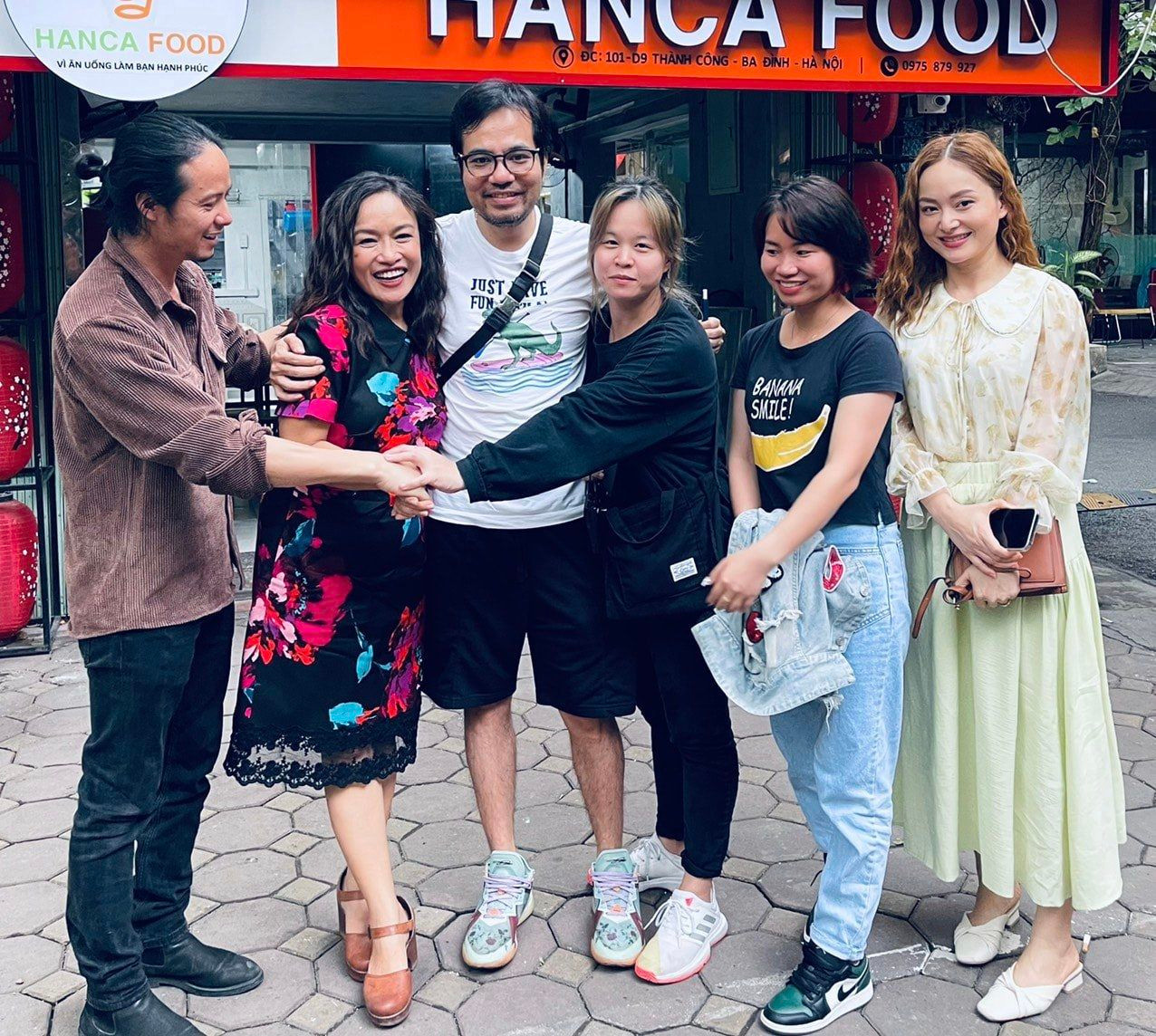 Nghệ sĩ Tú Oanh chia sẻ hậu trường đóng phim. Ảnh: FBNV