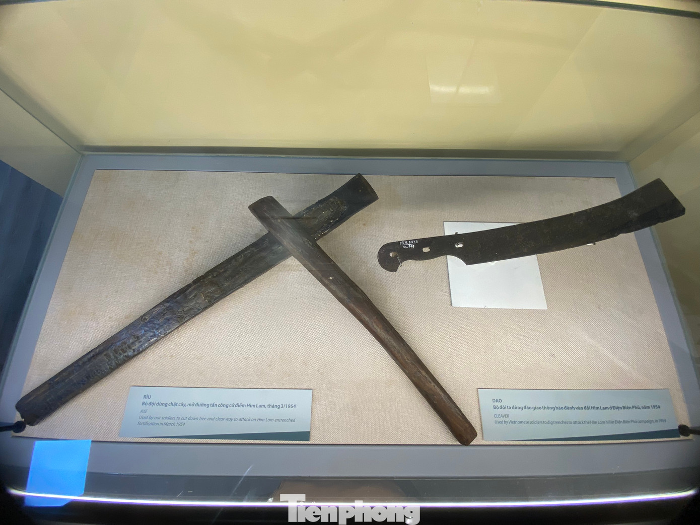 Rìu và dao của bộ đội ta, dùng trong trận đánh vào đồi Him Lam.