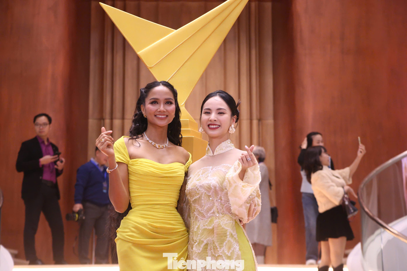 Hoa hậu H'Hen Niê (trái) đảm nhận vai trò MC trong chương trình Chào năm mới 2025.