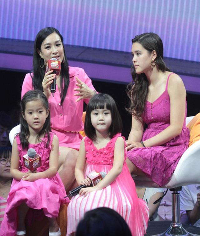 Hình ảnh hiếm hoi khi Chung Lệ Đề cùng mẹ và các em gái xuất hiện trong một sự kiện truyền hình.