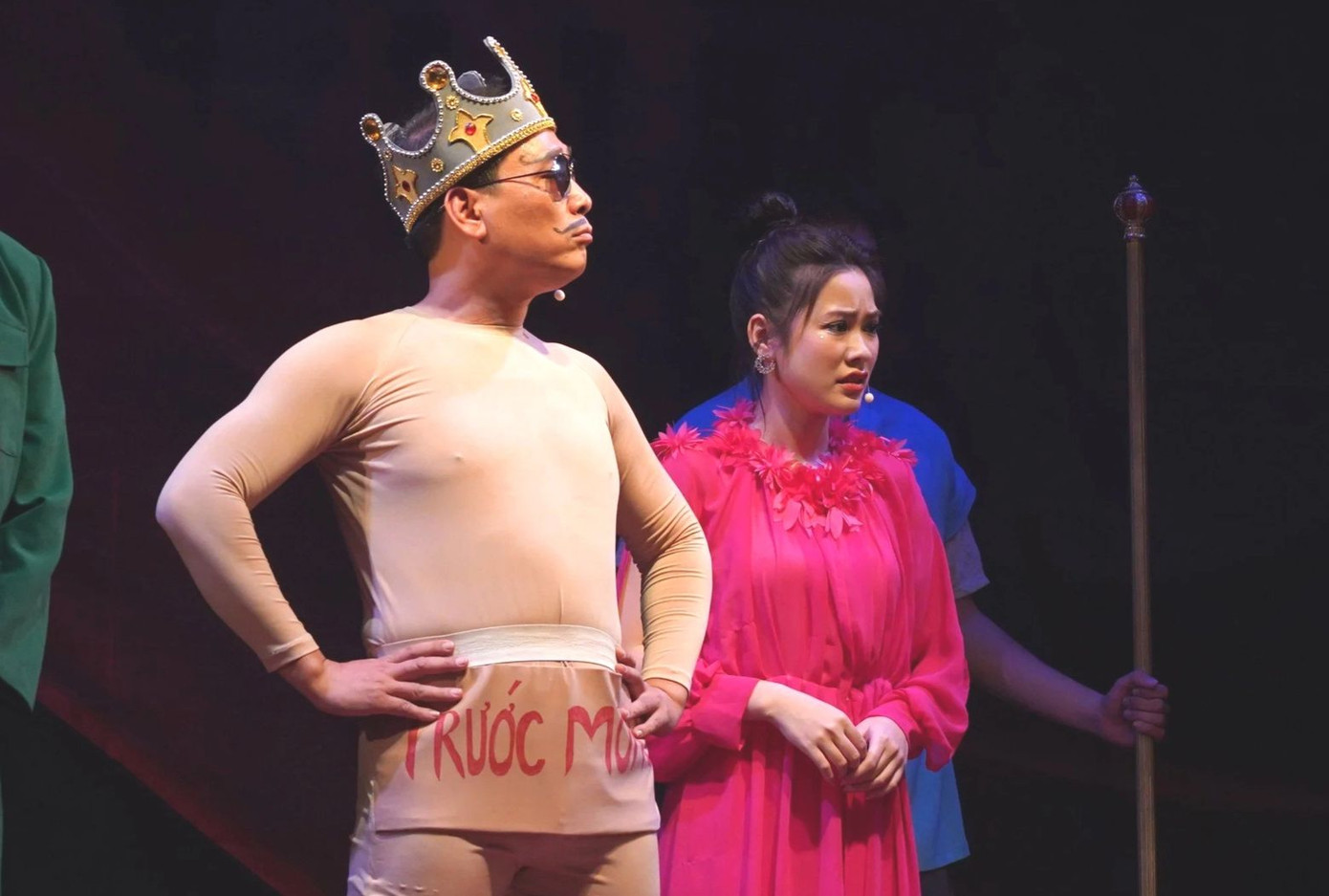 NSƯT Kiều Minh Hiếu đóng chính vở Bộ quần áo mới của Hoàng đế. NSƯT Kiều Minh Hiếu đóng chính vở Bộ quần áo mới của Hoàng đế.