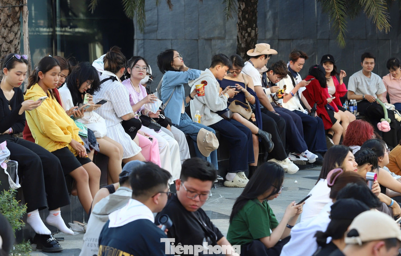 Cảnh tượng đông đúc trước địa điểm tổ chức. Cảnh tượng đông đúc trước địa điểm tổ chức.