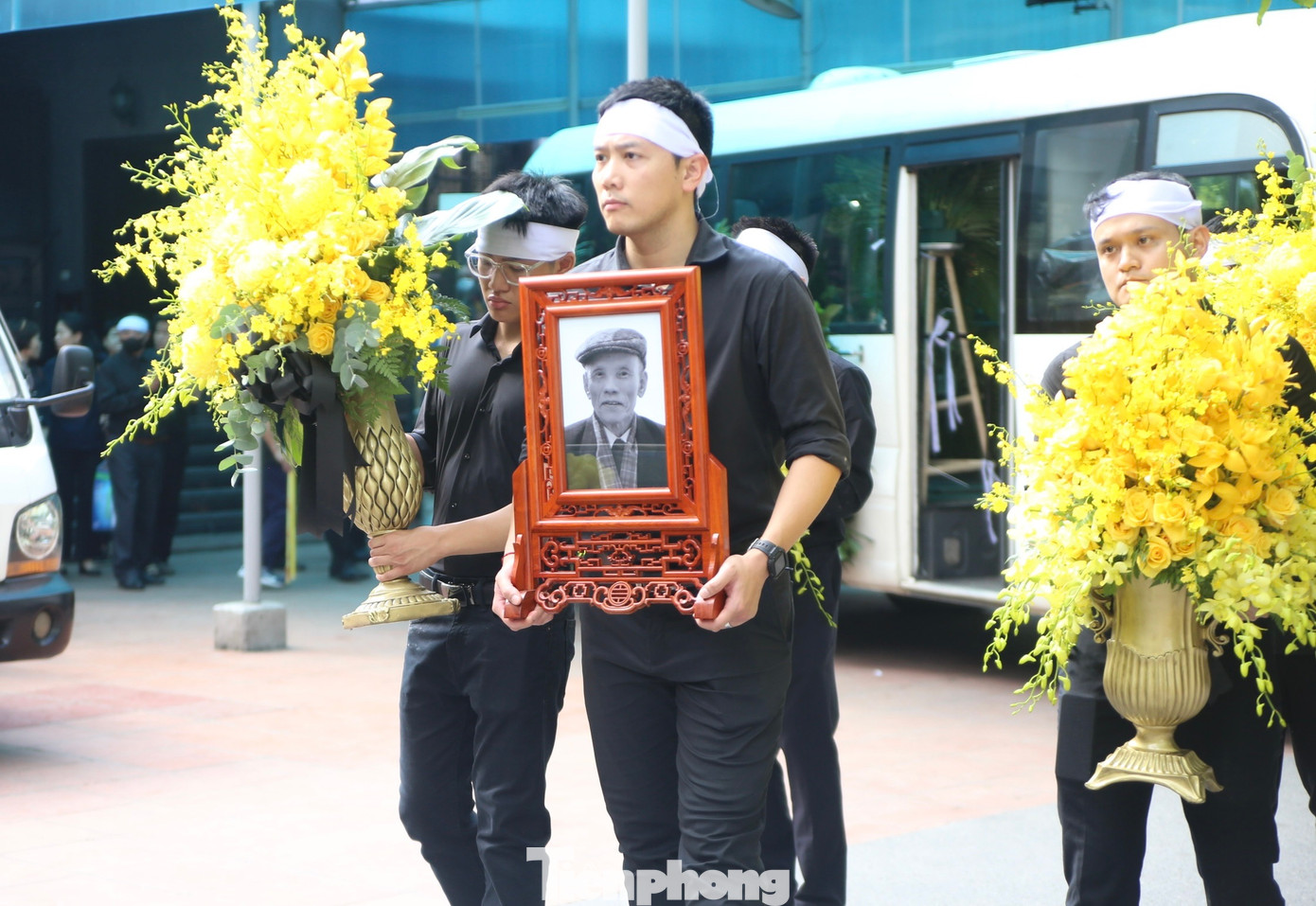 NSND Nguyễn Khắc Lợi không chỉ đóng góp nhiều tác phẩm điện ảnh chất lượng mà còn góp phần đào tạo nhiều thế hệ đạo diễn. NSND Nguyễn Khắc Lợi không chỉ đóng góp nhiều tác phẩm điện ảnh chất lượng mà còn góp phần đào tạo nhiều thế hệ đạo diễn.