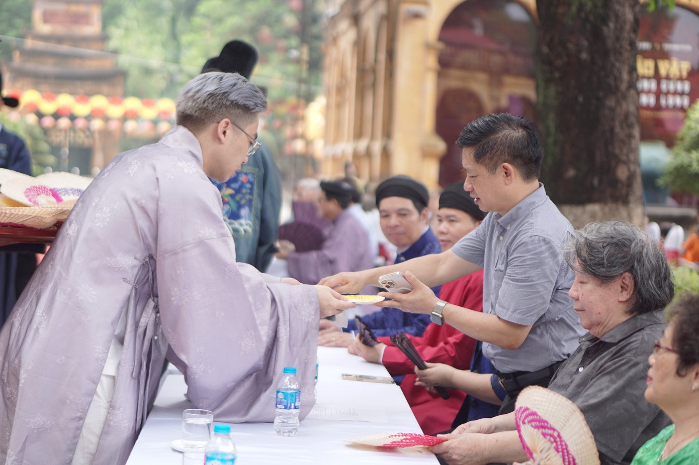 Nghi thức ban quạt thể hiện sự quan tâm đặc biệt của nhà vua dành cho các quan. Ân điển ban quạt của nhà vua còn ý nghĩa sâu sắc là ban phúc lành, sức khỏe, bình an.