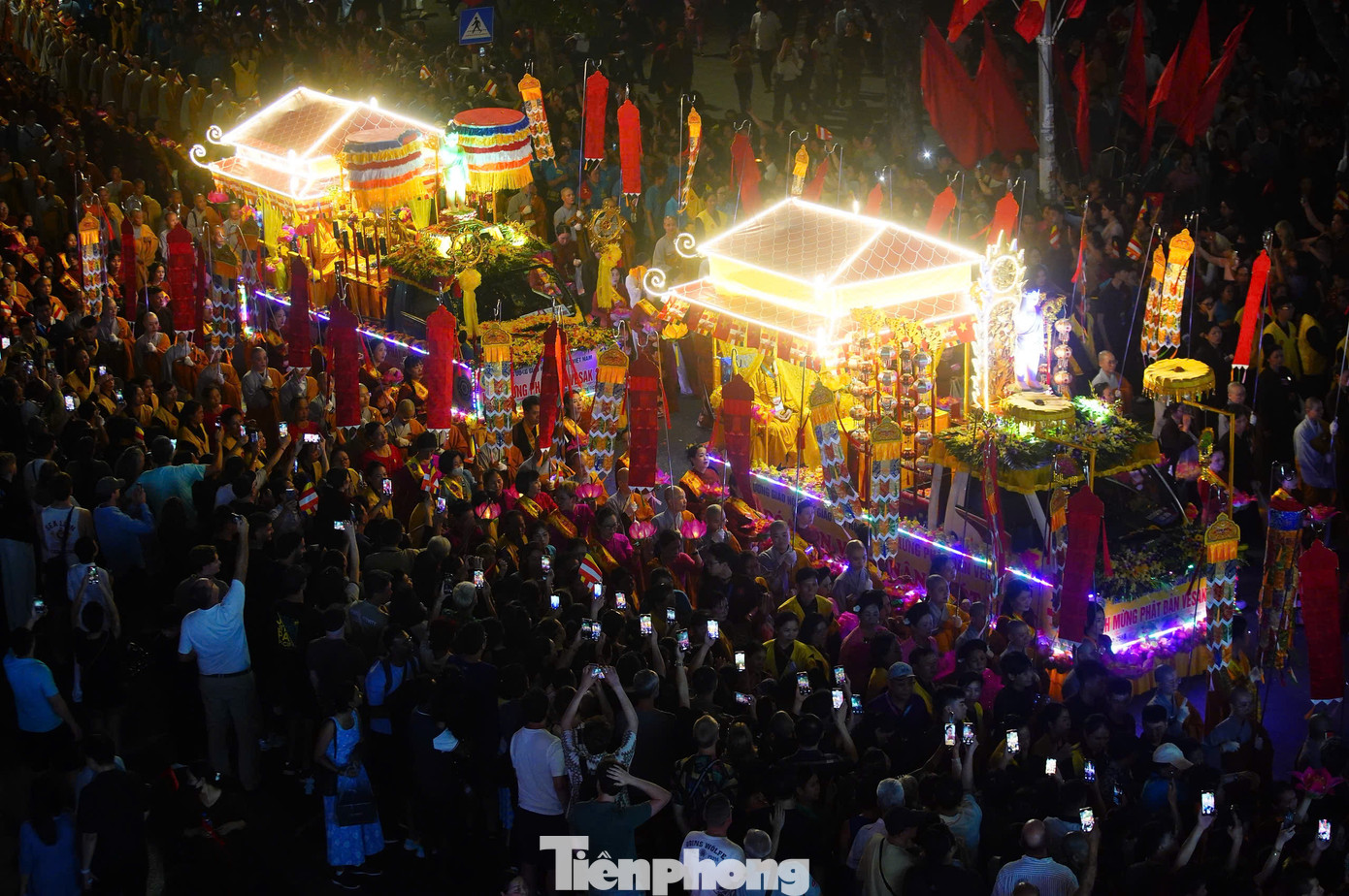 Những hình ảnh ấn tượng ở khu vực phố đi bộ Hồ Gươm tối 13/5.