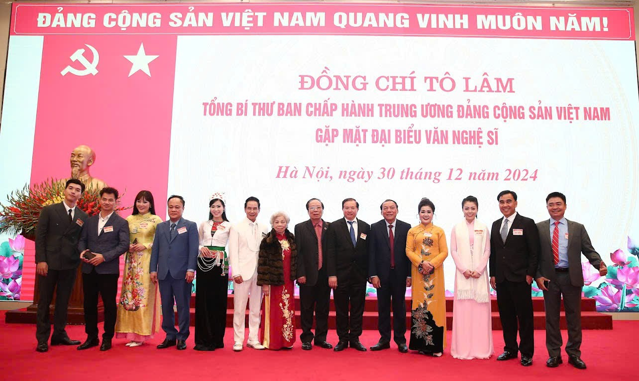 5 lần vinh dự đại diện giới văn nghệ sĩ tham dự Hội nghị gặp mặt đại biểu trí thức, nhà khoa học, văn nghệ sĩ của Trung ương Đảng, Bộ Chính trị, Ban Bí thư là những kỷ niệm đẹp và tự hào đối với NSND Lệ Ngọc. 5 lần vinh dự đại diện giới văn nghệ sĩ tham dự Hội nghị gặp mặt đại biểu trí thức, nhà khoa học, văn nghệ sĩ của Trung ương Đảng, Bộ Chính trị, Ban Bí thư là những kỷ niệm đẹp và tự hào đối với NSND Lệ Ngọc.