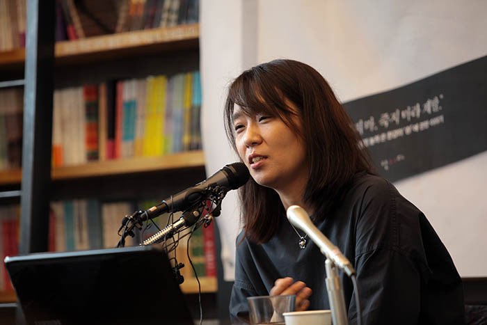 Han Kang là một trong những nhà văn nổi tiếng nhất Hàn Quốc. Han Kang là một trong những nhà văn nổi tiếng nhất Hàn Quốc.