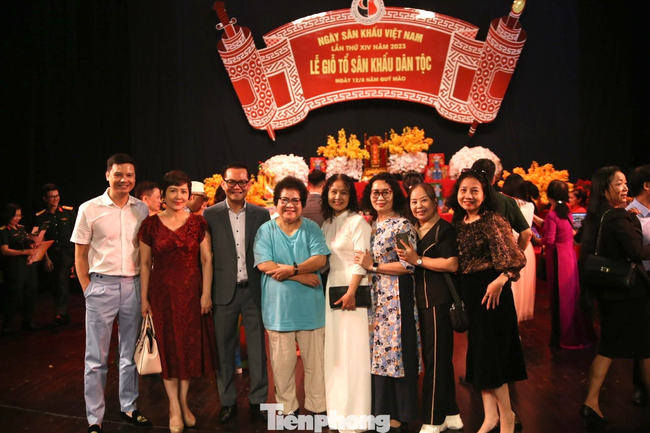 NSƯT Minh Vượng hội ngộ NSND Minh Hòa, Hoàng Cúc, Trung Hiếu, diễn viên Thiện Tùng của Nhà hát Kịch Hà Nội... Ở tuổi ngoài 60, NSƯT Minh Vượng vẫn chăm chỉ cống hiến cho nghệ thuật. Chị vừa đóng vai chị Hằng lớn trong vở kịch Trẩy hội trăng rằm do NSND Trịnh Thúy Mùi viết kịch bản, ra mắt dịp Trung thu năm nay.