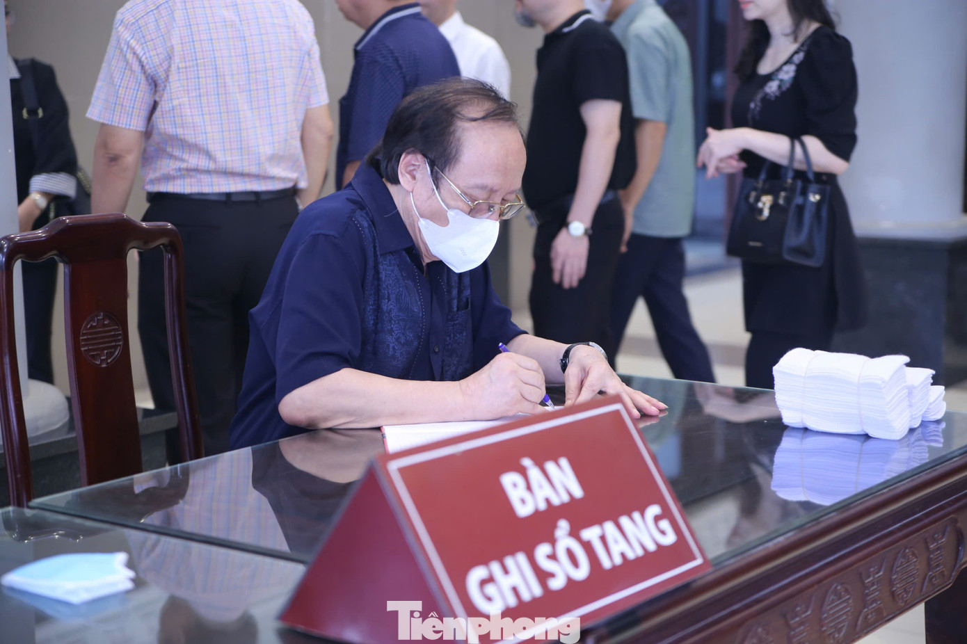 NSND Lê Tiến Thọ (trái) và NSND Nguyễn Hải ghi sổ tang. NSND Lê Tiến Thọ (trái) và NSND Nguyễn Hải ghi sổ tang.