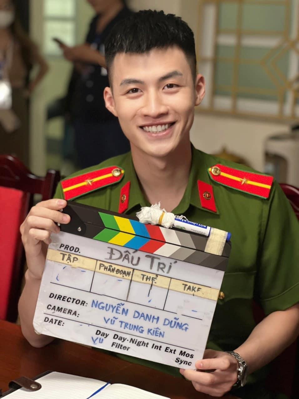 Với Lưu Duy Khánh, nam diễn viên trẻ một lần nữa cho thấy cái duyên với bộ cảnh phục. Duy Khánh từng gây ấn tượng với vai trung úy Hoàng ở bộ phim Phố trong làng lên sóng giữa năm 2021.