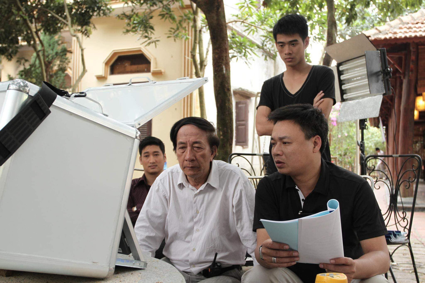 Ông tỉ mỉ và bài bản khi làm phim. Ông tỉ mỉ và bài bản khi làm phim.