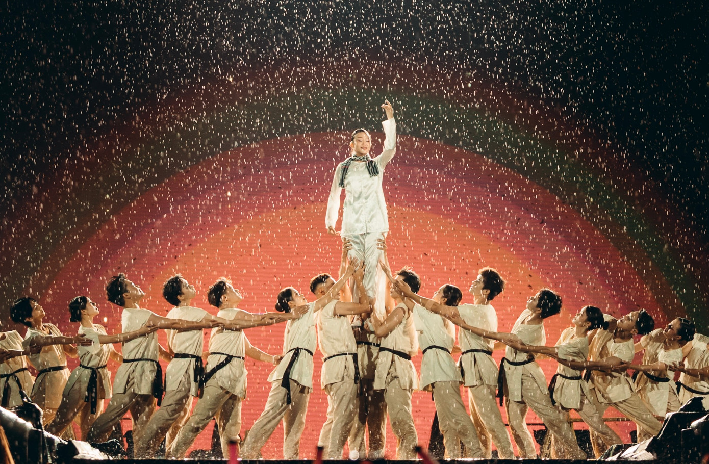 Dù mất điện, nghệ sĩ cố gắng hát chay. Khán giả ở khu vực đứng liên tục cổ vũ: "Ê-kíp cố lên".