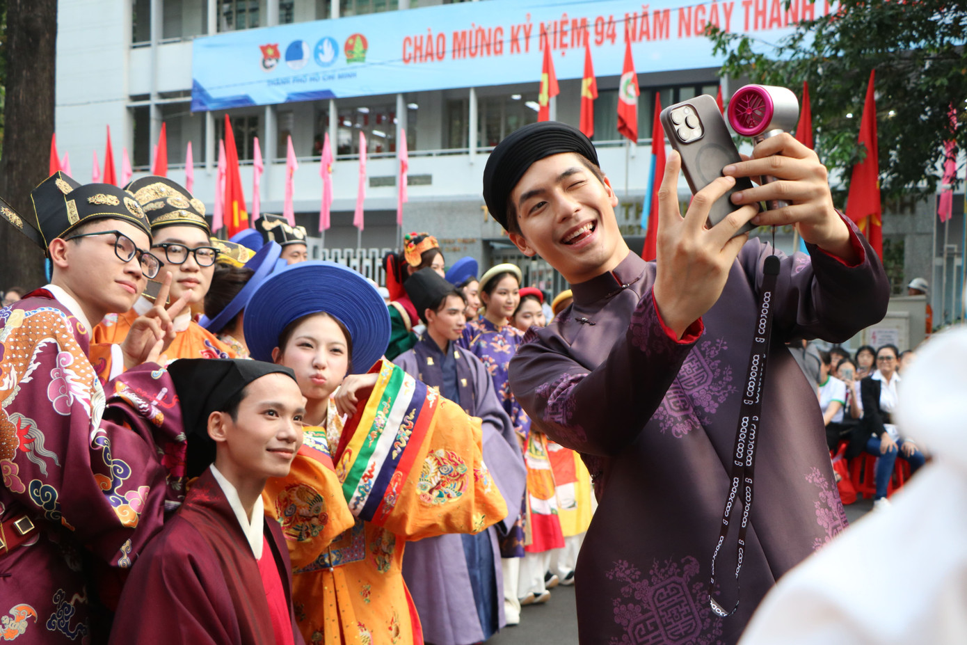 Diễn viên Quốc Anh chụp ảnh cùng các bạn trẻ trên đường phố.