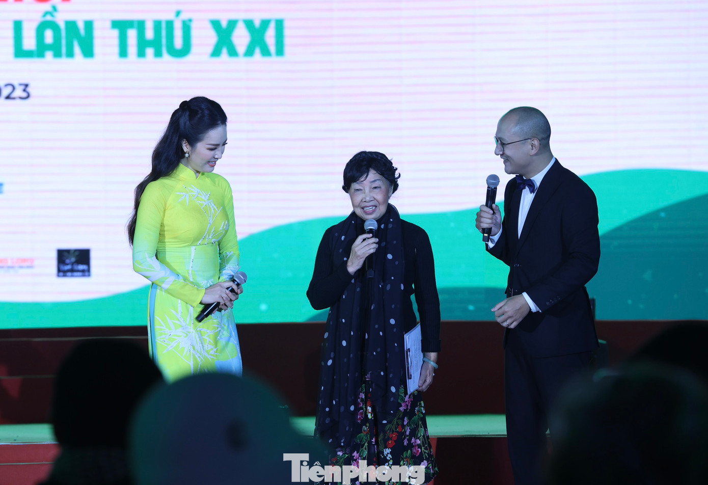 Nhà thơ Phan Thị Thanh Nhàn trên sân khấu Ngày thơ Việt Nam 2023. Ảnh: NHƯ Ý. Nhà thơ Phan Thị Thanh Nhàn trên sân khấu Ngày thơ Việt Nam 2023. Ảnh: NHƯ Ý.