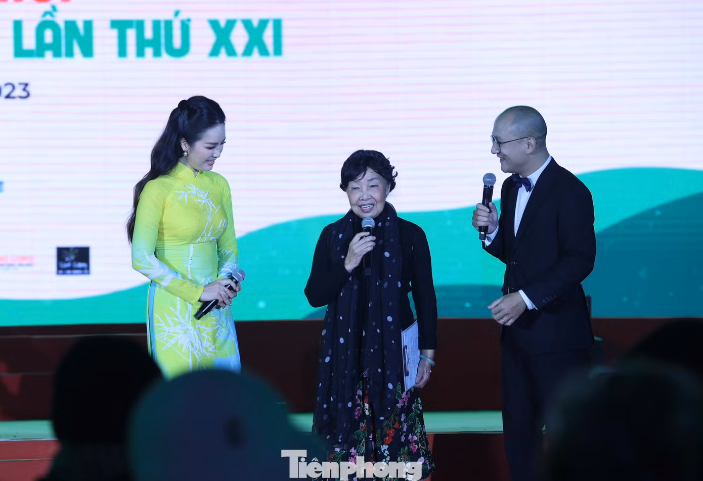 Nhà thơ Phan Thị Thanh Nhàn trên sân khấu Ngày thơ Việt Nam 2023. Ảnh: NHƯ Ý.