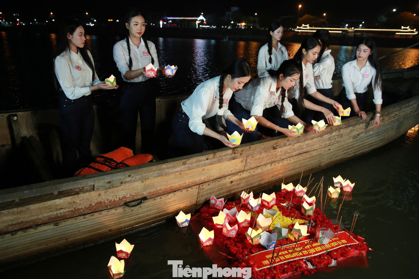 Trong mùa hè đỏ lửa 1972, sông Thạch Hãn là đường tiếp tế nhân lực, hàng hóa cho mặt trận Quảng Trị. Nơi đây trở thành địa điểm đánh phá ác liệt của địch, với vô số bom đạn được ném xuống. Nhiều chiến sĩ nằm lại dưới dòng sông ở độ tuổi đôi mươi.