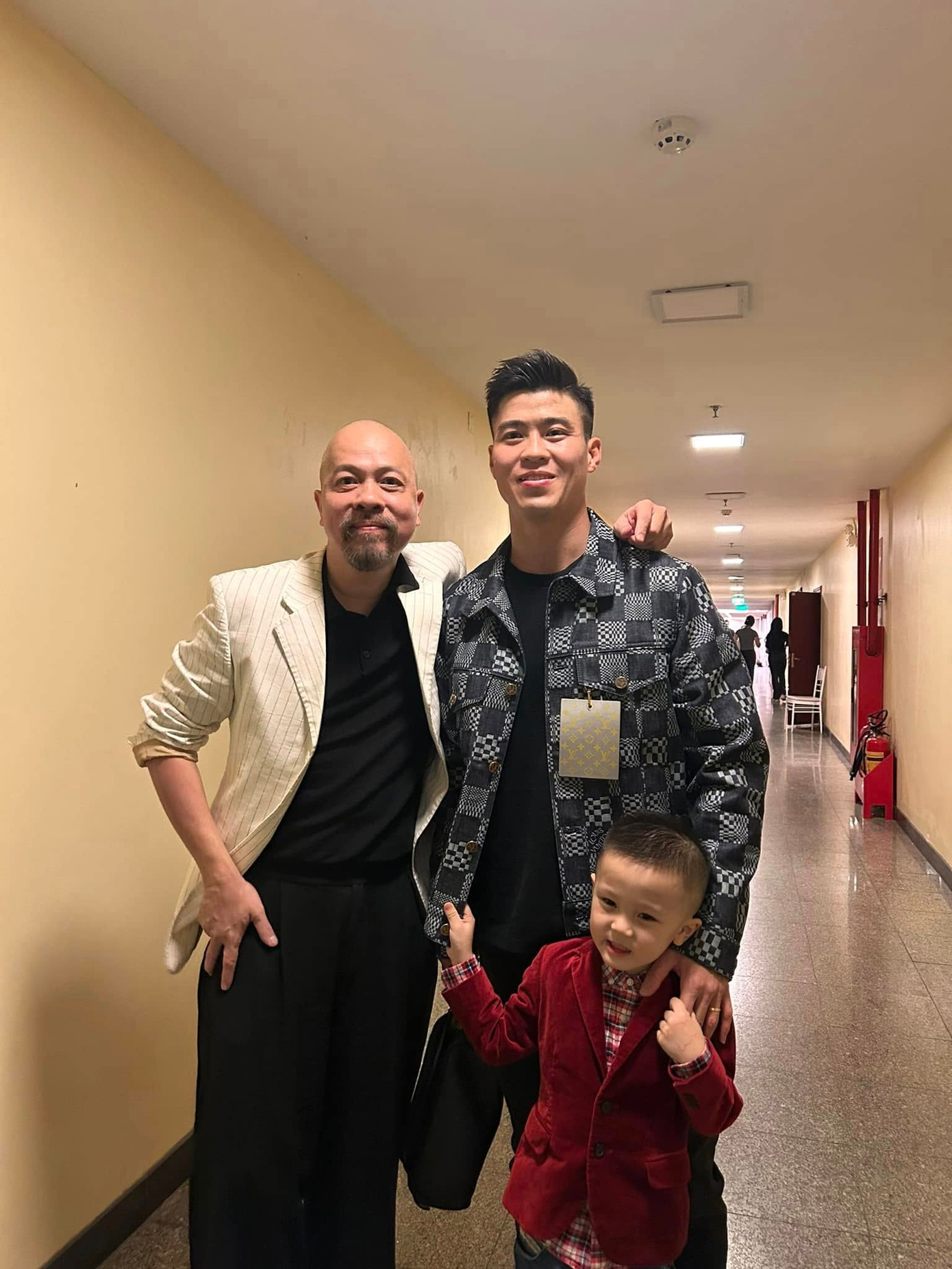 Cầu thủ Duy Mạnh dẫn con trai tới xem buổi ghi hình thứ hai của Táo Quân.