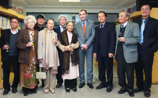 PGS. Đặng Thị Hạnh chụp ảnh lưu niệm nhân dịp được Chính phủ Pháp trao tặng Huân chương Cành cọ hàn lâm. Ảnh: Thành Long PGS. Đặng Thị Hạnh chụp ảnh lưu niệm nhân dịp được Chính phủ Pháp trao tặng Huân chương Cành cọ hàn lâm. Ảnh: Thành Long