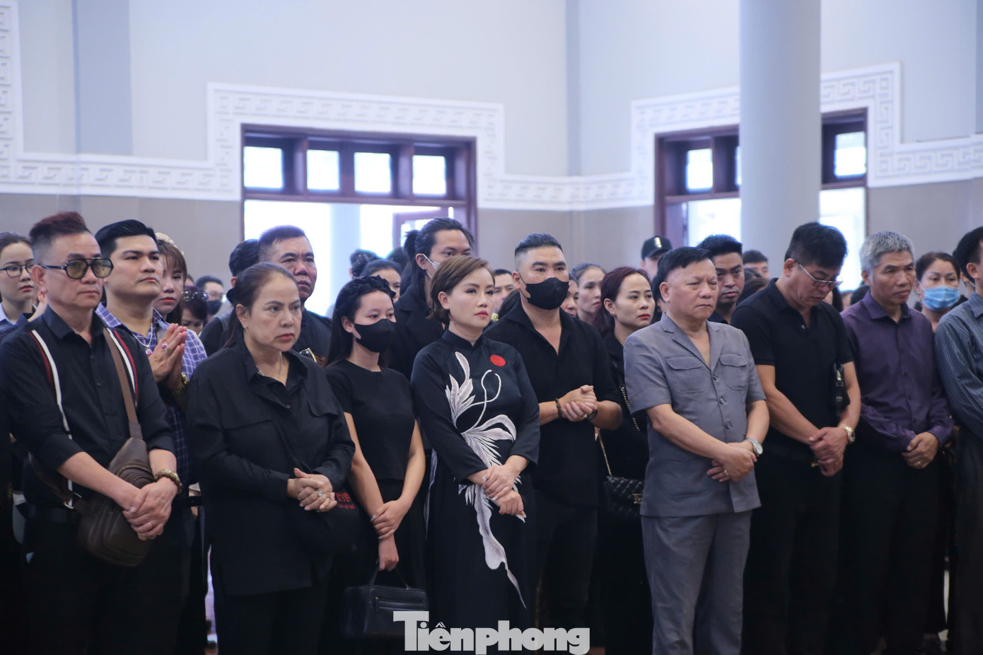 Diễn viên Hiệp "Gà", diễn viên Hoàng Yến cùng nhiều nghệ sĩ tại đám tang. Diễn viên Hiệp "Gà", diễn viên Hoàng Yến cùng nhiều nghệ sĩ tại đám tang.