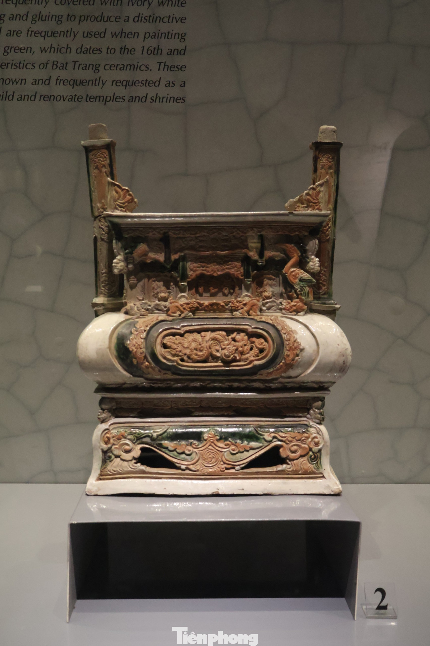 Lư hương men trắng ngà và xanh rêu (trái) và Lư hương đắp nổi hình rồng thế kỷ 17. Từ thế kỷ 15 đến 18 là thời kỳ phát triển mạnh mẽ mối quan hệ giao lưu thương mại giữa Việt Nam và nhiều nước trên thế giới, tạo điều kiện cho nghề sản xuất gốm ở Việt Nam phát triển vượt bậc cả về số lượng lẫn chất lượng, trở thành những kiệt tác nghệ thuật.